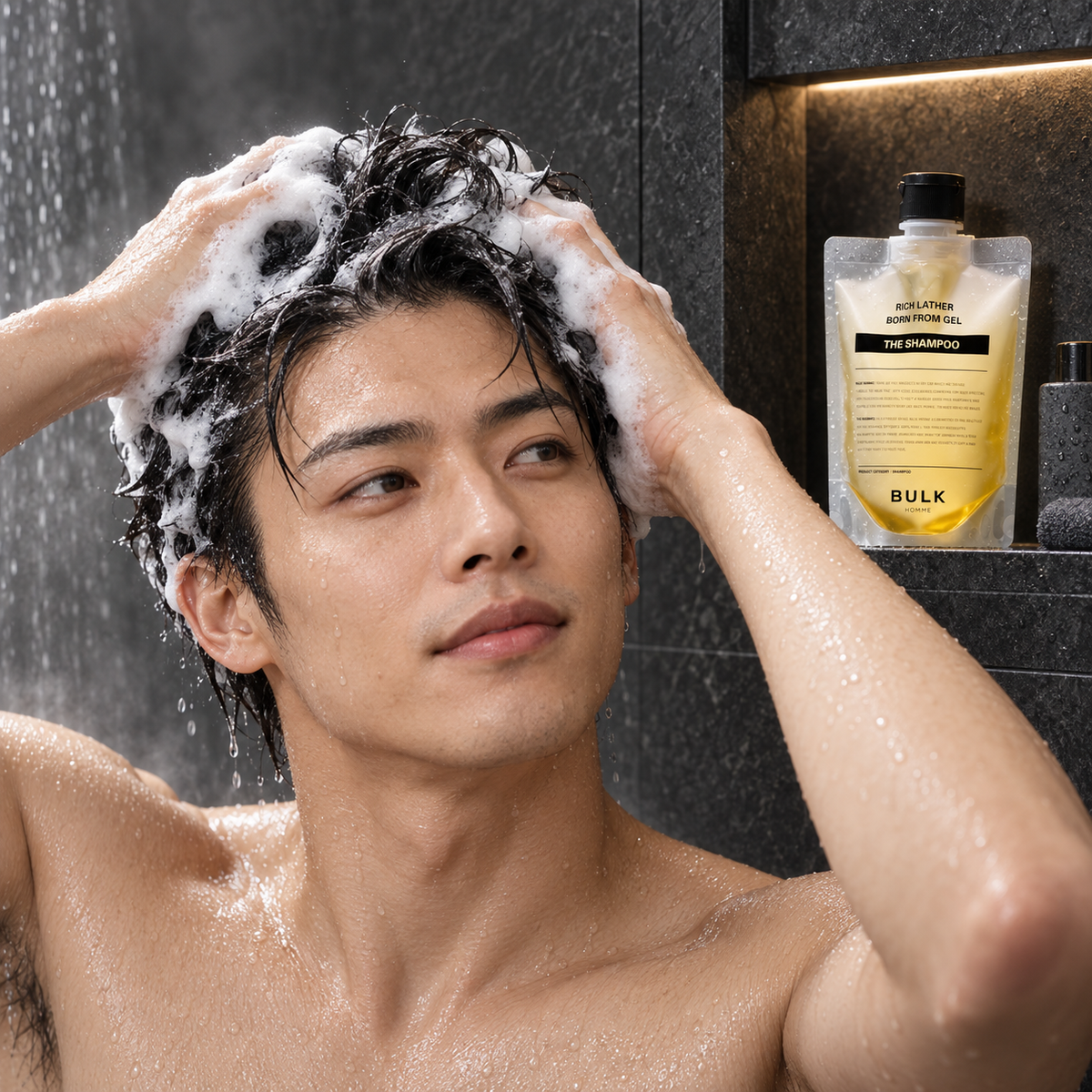 Homem japonês lavando seu cabelo com BULK HOMME THE SHAMPOO