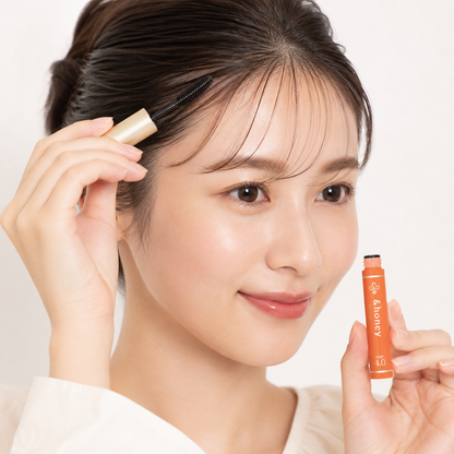 Japanese model using the &honey Matomake Brush 4.0 hair styling brush
