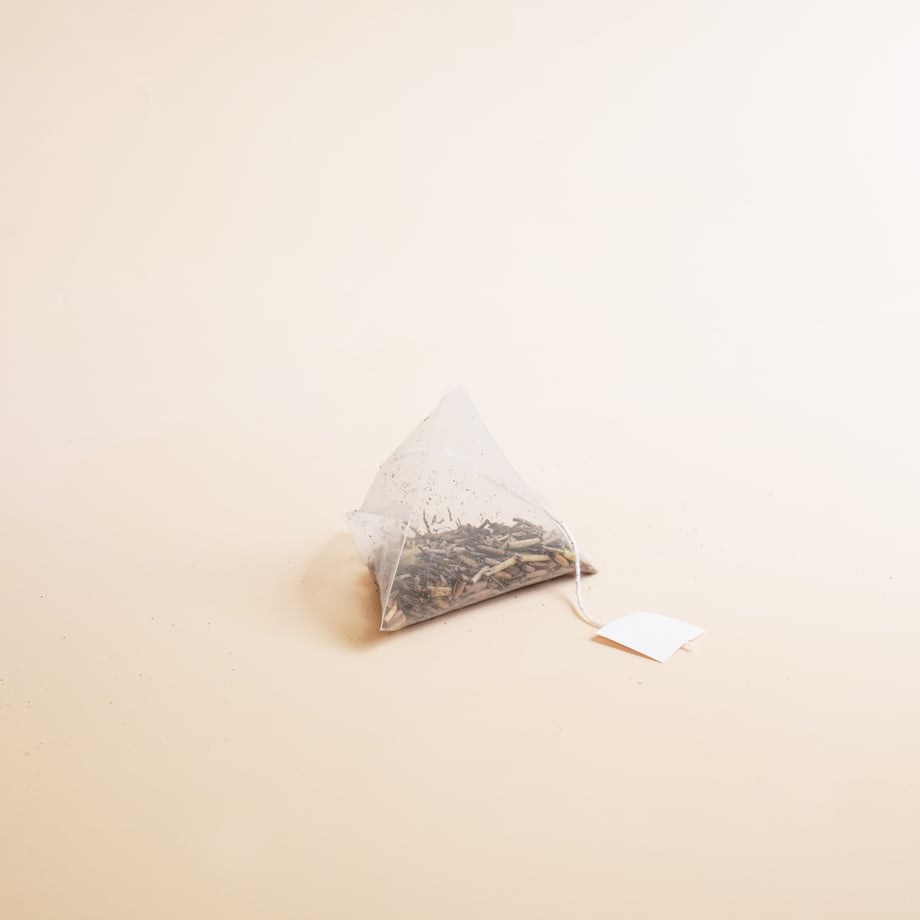 Single triangular roasted green tea bag