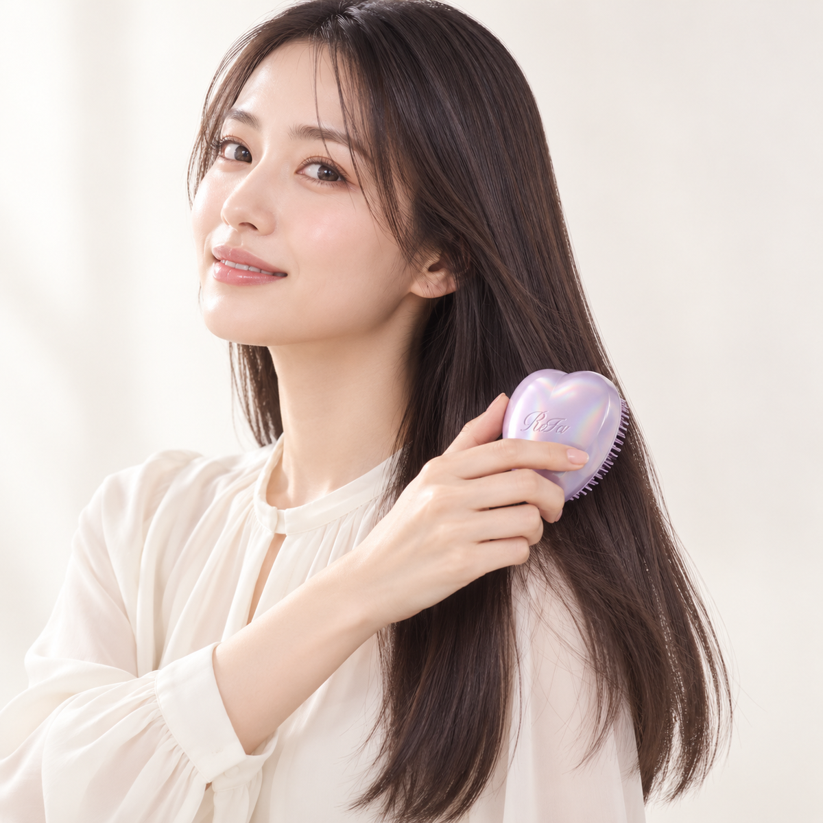 Modelo japonês usando ReFa HEART BRUSH Unicorn Purple