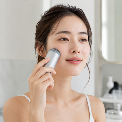 SALONIA Ion Facial Brush used by an original Japanese model