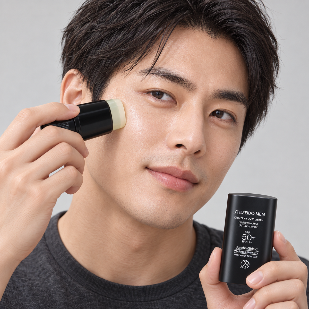 Homem japonês aplicando SHISEIDO MEN Clear Stick UV Protector