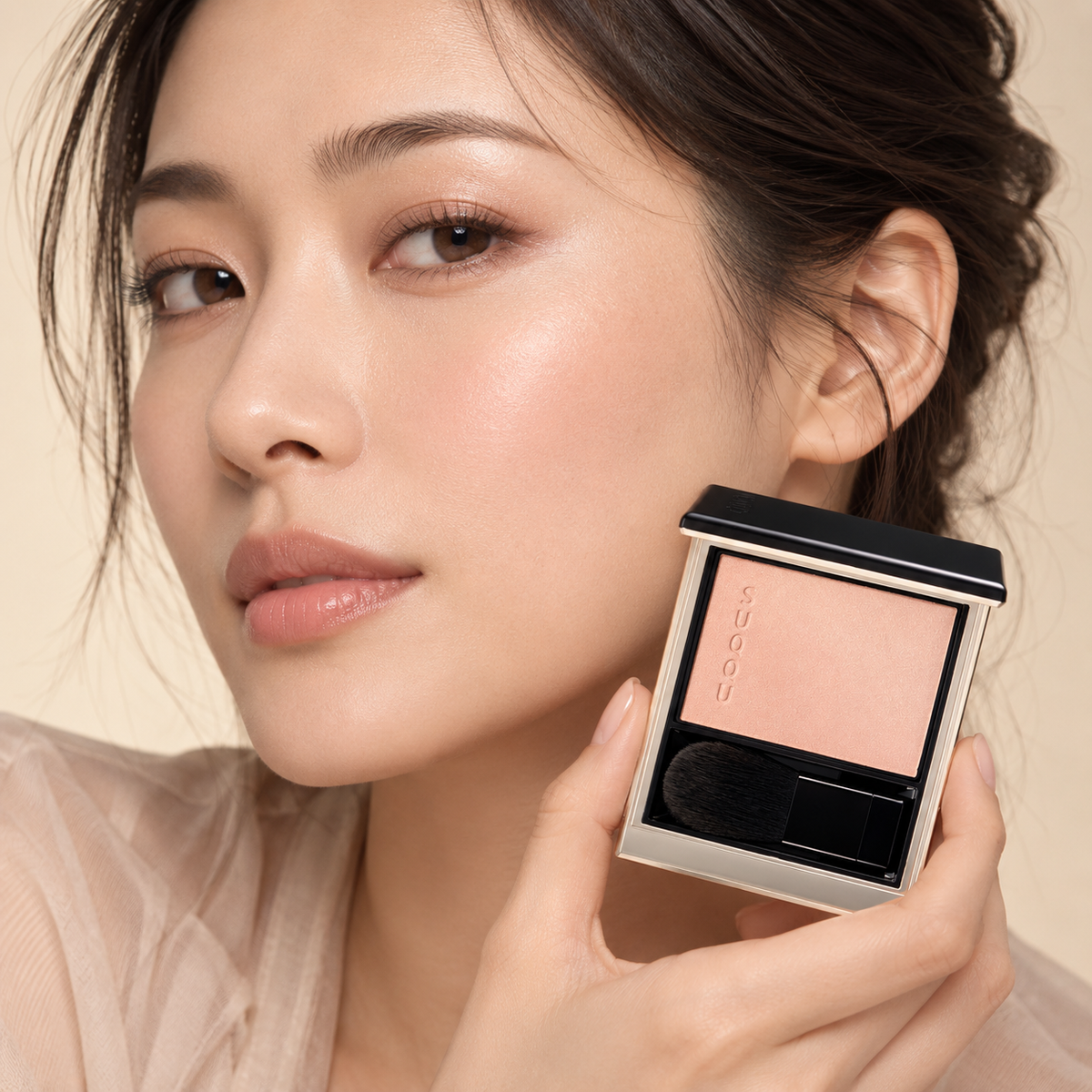 Japanese model wearing SUQQU Blurring Color Blush 09 YAWAHIBIKI