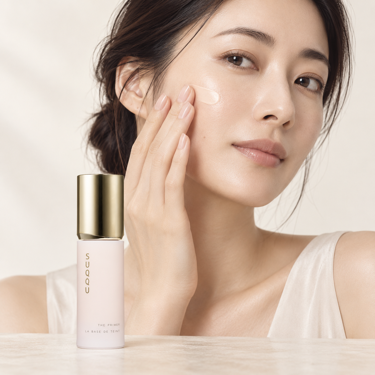 Japanese model applying SUQQU THE PRIMER